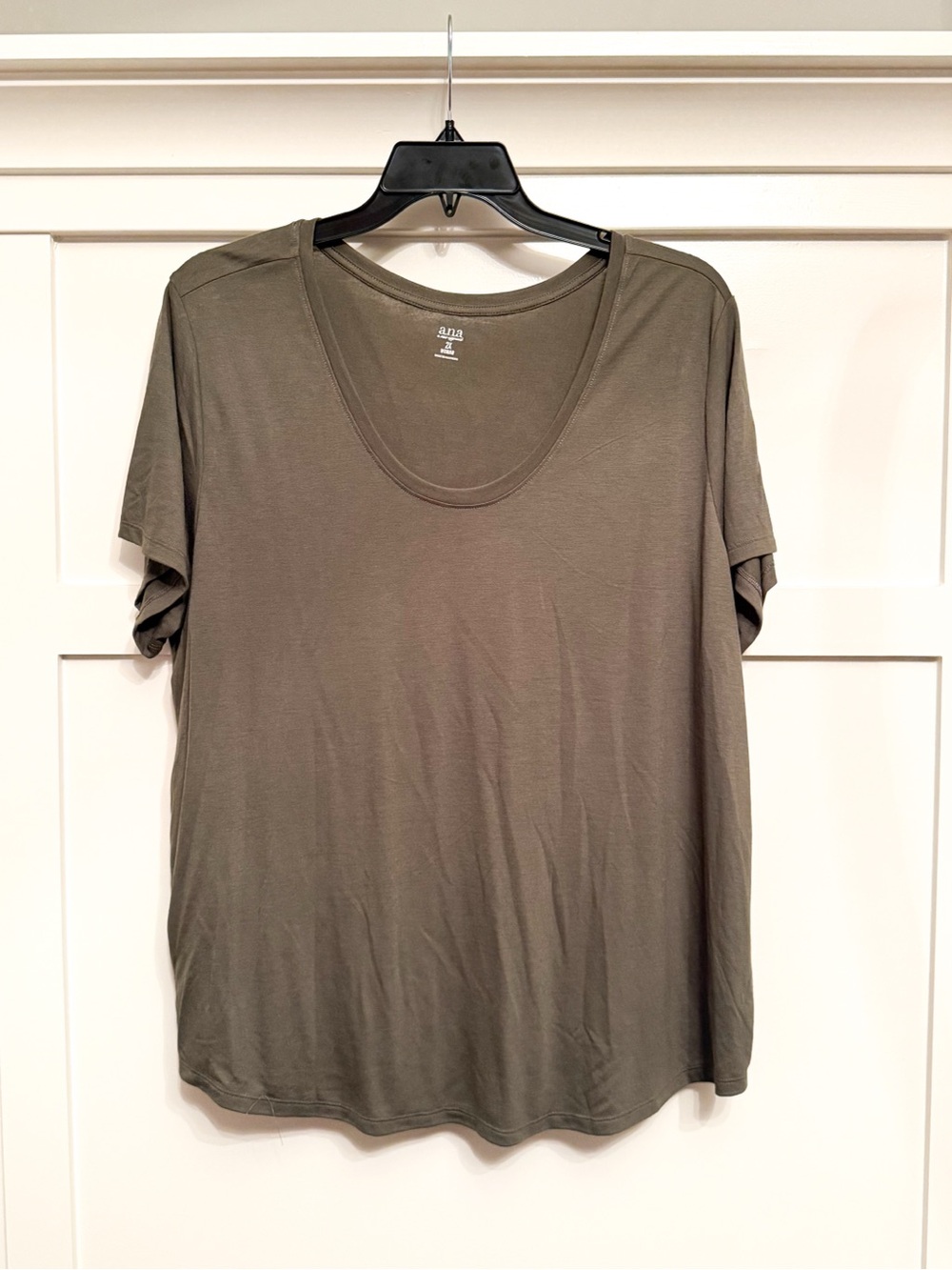 Ava & Viv Scoop Neck Women's Tee in Olive NWT